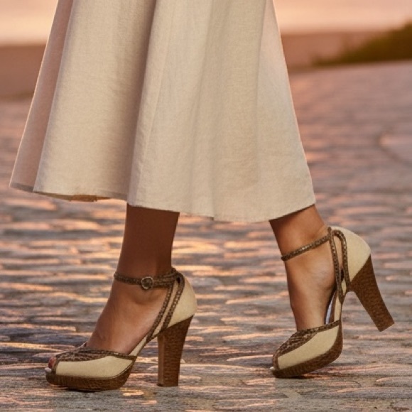 Perfect Summer Heel! Ivory Canvas & Snakeskin Trim Platform Peep Toe (Size 9) - Picture 2 of 10